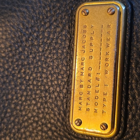 Marc by Marc Jacobs Black Textured Bag with Gold Plaque - Picture 4 of 12